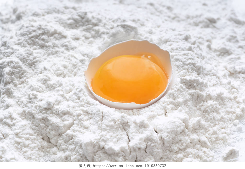 小麦面粉中的新鲜鸡蛋小麦面粉中的新鲜鸡蛋以白色背景为包装设计元素。顶部视图